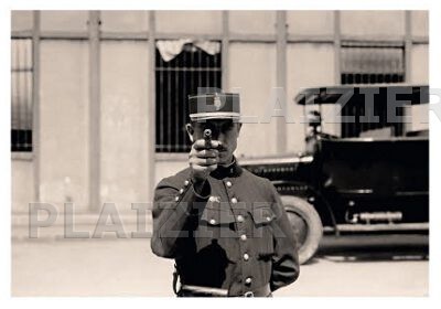 Agent de police français pointant son arme, 1929 (P5839)