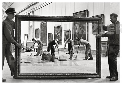 Changing decor Grande Galerie of the Louvre Museum, Paris, 1947 (P6050)