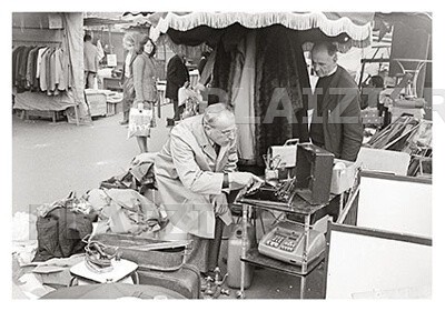 WF Hermans tests a typewriter, Paris, 1977 (P6135)