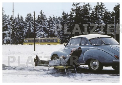 A coté de son DKW dans la neige (P6203)