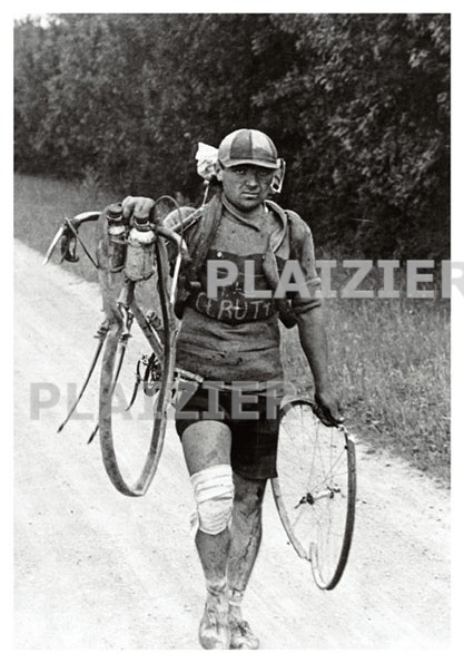Giusto Cerutti met gebroken voorwiel na val - Ronde van Frankrijk 1928 (p6406)
